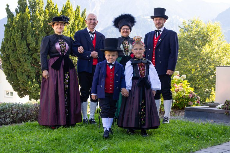 Ulrike Bitschnau (Mitte) und ihre Familie leben die Vorarlberger Tradition.⇒hartinger