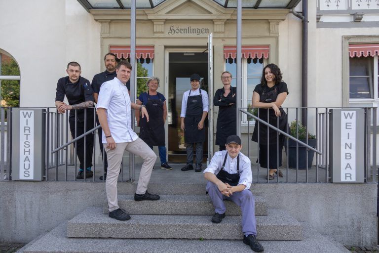 V.l: Vladislav, Edison, Inhaber Dominic Mayer, Doris, Levi, Constance, Niklas und Talita.HARTINGER
