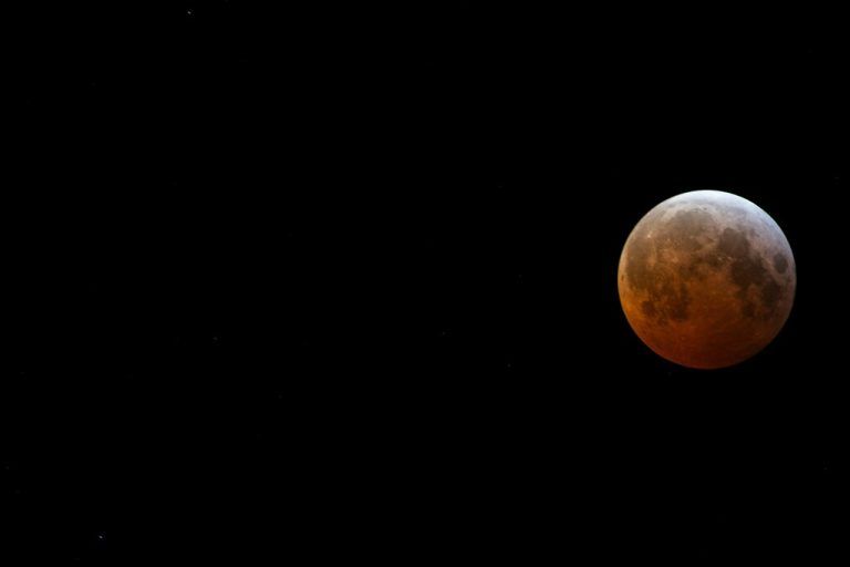 Während einer Mondfinsternis verdeckt die Erde das Sonnenlicht – der Mond erscheint dann rötlich.AFP
