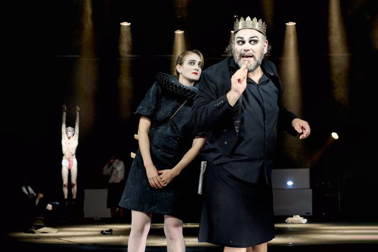 Während hinter ihnen gefoltert wird, hecken Macbeth (Raphael Rubino) und Lady Macbeth (Maria Lisa Huber) einen Plan aus, ⇒Köhler