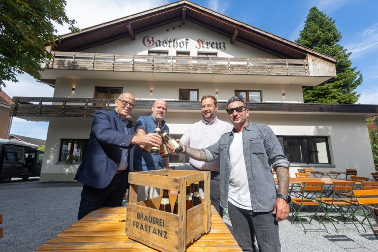 Walter Gohm mit den Pächtern Carsten Nolte, Matthias Lins und Nani Mock. ⇒Hartinger