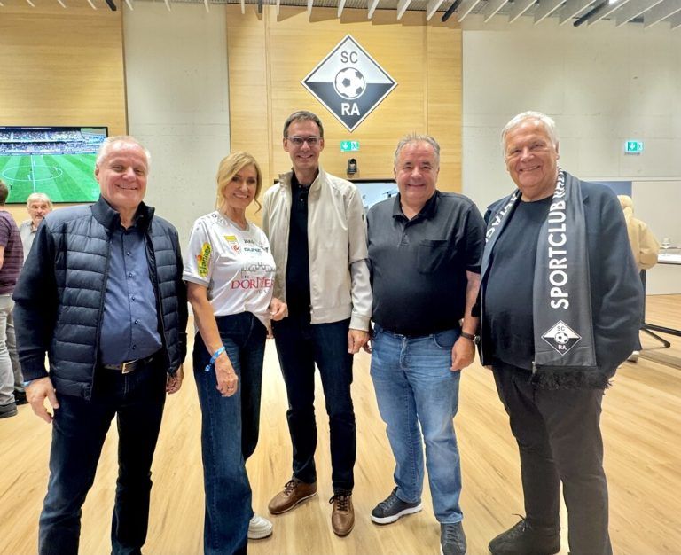 Werner Gunz, Dagmar Wöhrl, Markus Wallner, Peter Pfanner und Hans Rudolf Wöhrl strahlen um die Wette.⇒Lutz (5), GEPA/Lerch