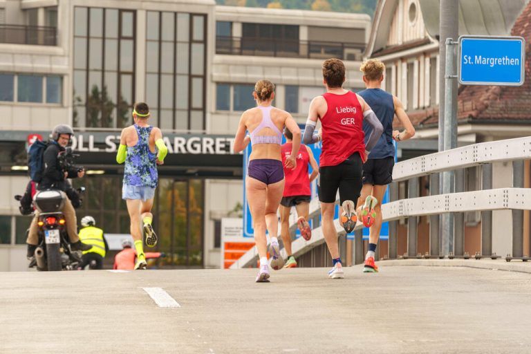 12.000 Teilnehmer aus 96 Ländern stellten sich am Sonntag dem grenzüberschreitenden Marathon in Deutschland, Schweiz und Österreich.