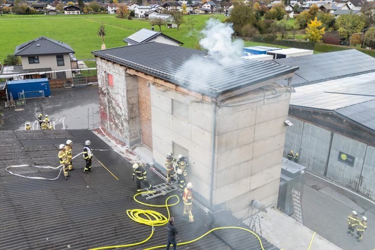 61 Feuerwehrleute und drei Polizeikräfte waren im Einsatz.⇒hofmeister