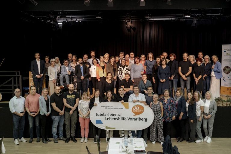74 Mitarbeiter der Lebenshilfe Vorarlberg, des Integrativen Ausbildungszentrums und des Sunnahofs wurden für insgesamt 1210 Dienstjahre geehrt.⇒julia Ohr-Renn