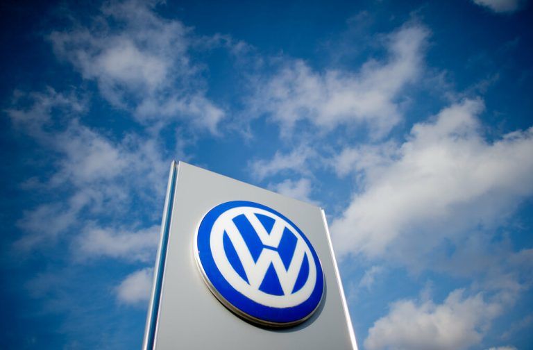 Abermals hatte VW die Nase bei den Neuzulassungen vorne. ⇒APA/DPA/JULIAN STRATENSCHULTE