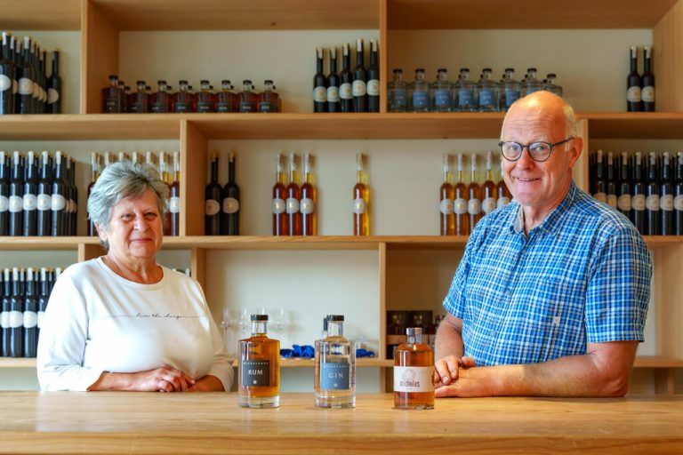 Albert und Lisa Büchele vermarkten die Edelbrände vom Michelehof gemeinsam – direkt ab Hof und an die Gastronomie.