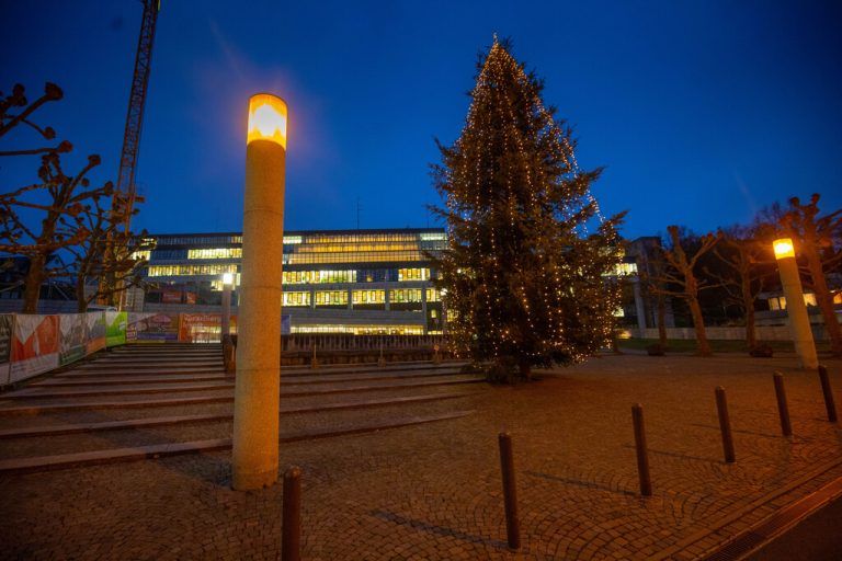 Orange Beleuchtung an öffentlichen Gebäuden soll in den 16 Tagen gegen Gewalt an Frauen auf das Thema aufmerksam machen.⇒Hartinger