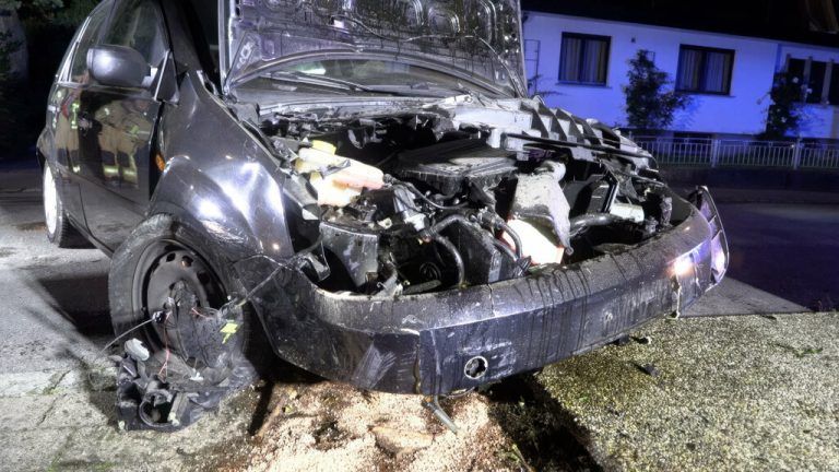 Am Pkw entstand Totalschaden.⇒⇒shourot