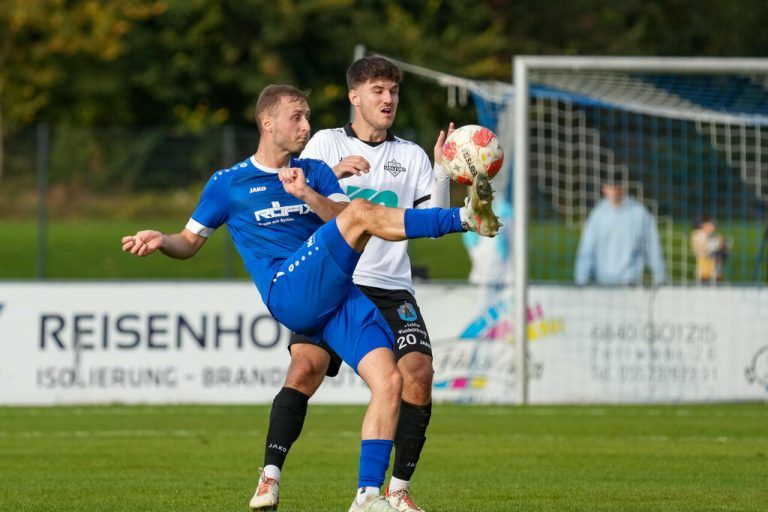 Arbnor Rexhaj (l.) vom SC Röthis spielt in diesem Herbst einen ganz feinen Ball. ⇒ Stiplovsek (4), Verein