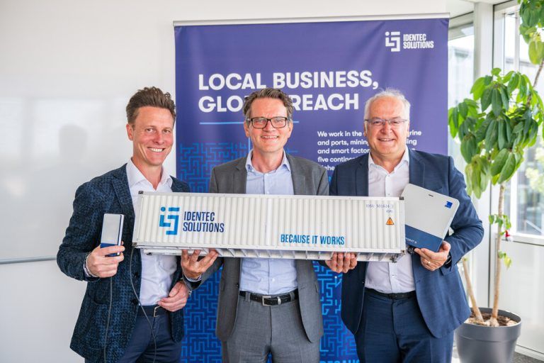 Aufatmen bei den Führungskräften von Identec Solutions. Urban Siller (Mi.) zusammen mit den beiden neuen Mehrheitseigentümern Mathias Muther (li.) und Elmar Hartmann.⇒Rhomberg