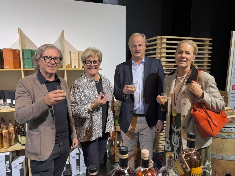 Bruno Ratz, Graf Franz Clemens Waldburg-Zeil mit Stephanie und Marie-Luise Dietrich.⇒lutz (7)