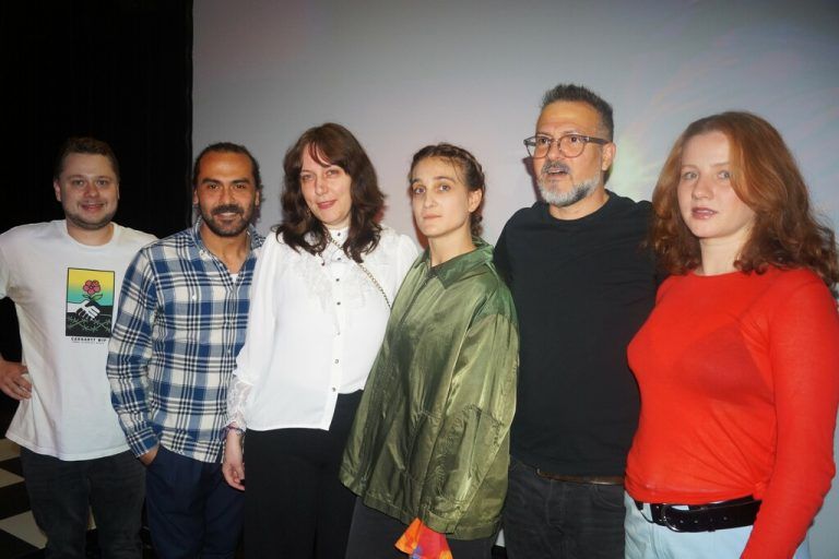 Daniel Kämmerer, Suat Ünaldi, Juliane Schotte, Maria Lisa Huber, Iman Taghadossi und Olga Gubina bei der Premiere.⇒Ritter (7)