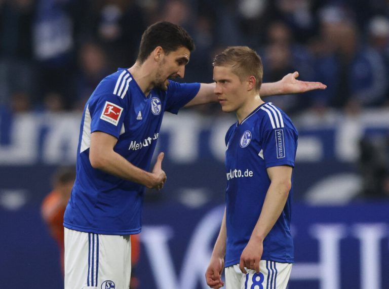 Das Bild zeigt Blendi Idrizi (r.) beim Bundesliga-Spiel gegen Werder Bremen am 29. April 2023 im Austausch mit Schalke-Teamkollege Marcin Kaminski. ⇒Reuters