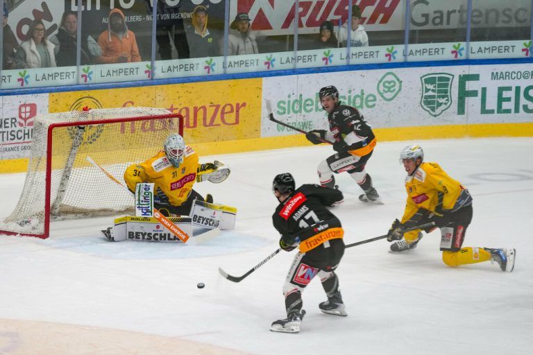 Das erste Saisonduell gegen die Caps konnten die Pioneers mit 4:2 gewinnen – hier trifft Collin Adams zum Endstand.⇒Dietmar Stiplovsek