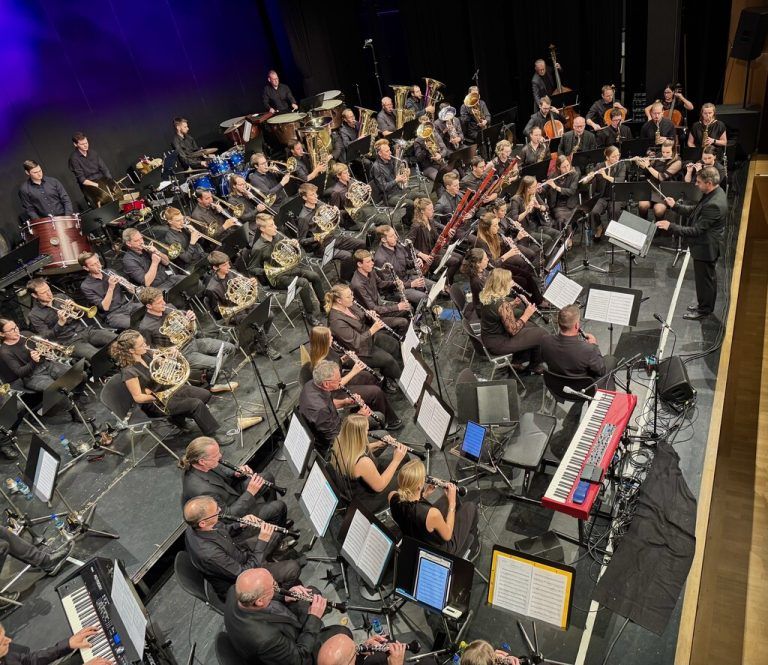 Das Sinfonische Blasorchester gab alles und sorgte für Standing Ovations.⇒Lutz (7)