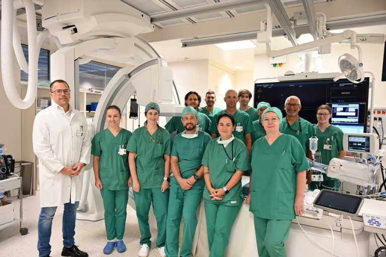 Das Team des Herzkatheterlabors am Schwerpunktkrankenhaus Feldkirch vor der neuen Anlage. ⇒KHBG