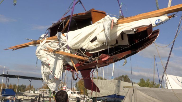 Das vollständig zerstörte Segelboot.⇒Shourot