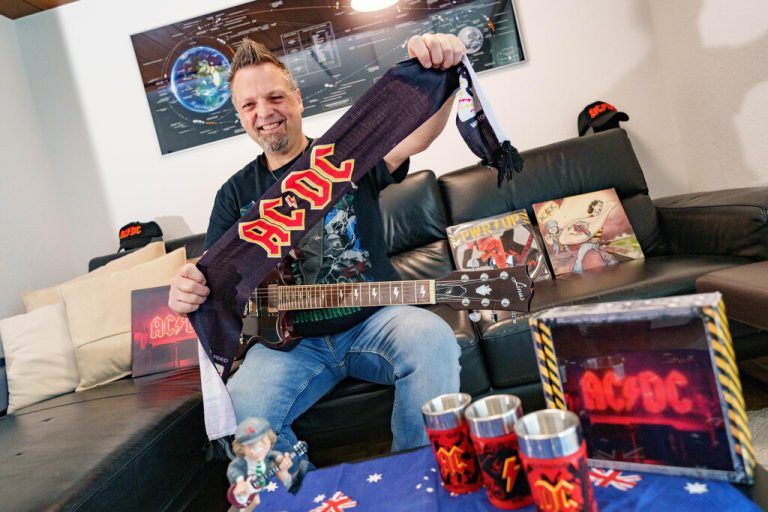 Das Wohnzimmer des Musikers gleicht einem Museum für die australische Rockband.⇒STIPLOVSEK