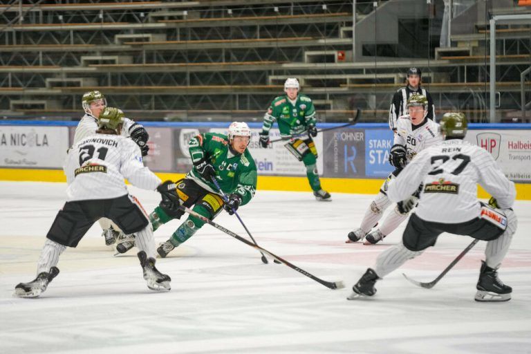 Der EC Bregenzerwald, im Bild Roberts Lipsbergs (r.) im Spiel gegen Meran, trifft heute auf Asiago und morgen auf die Cavaliers. ⇒Stiplovsek