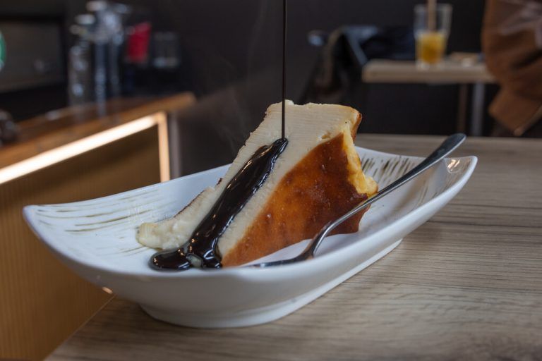 Der San-Sebastian-Käsekuchen ist einer der vielen Spezialitäten im Coffee Canapé.Hartinger (7)