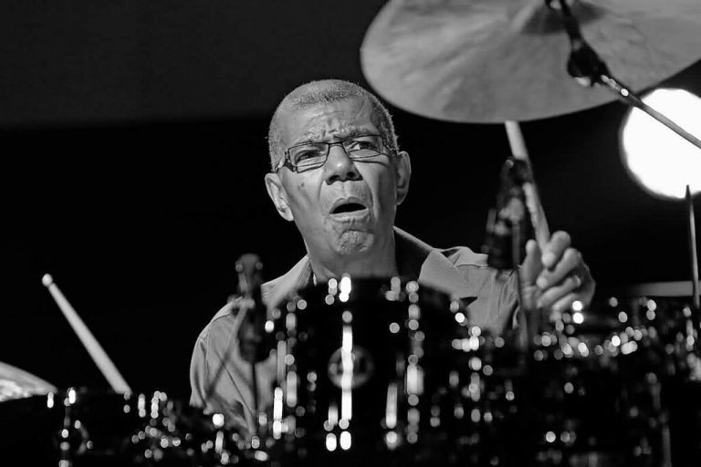 Der Schlagzeuger wirkte an über 200 Alben mit. ⇒cc