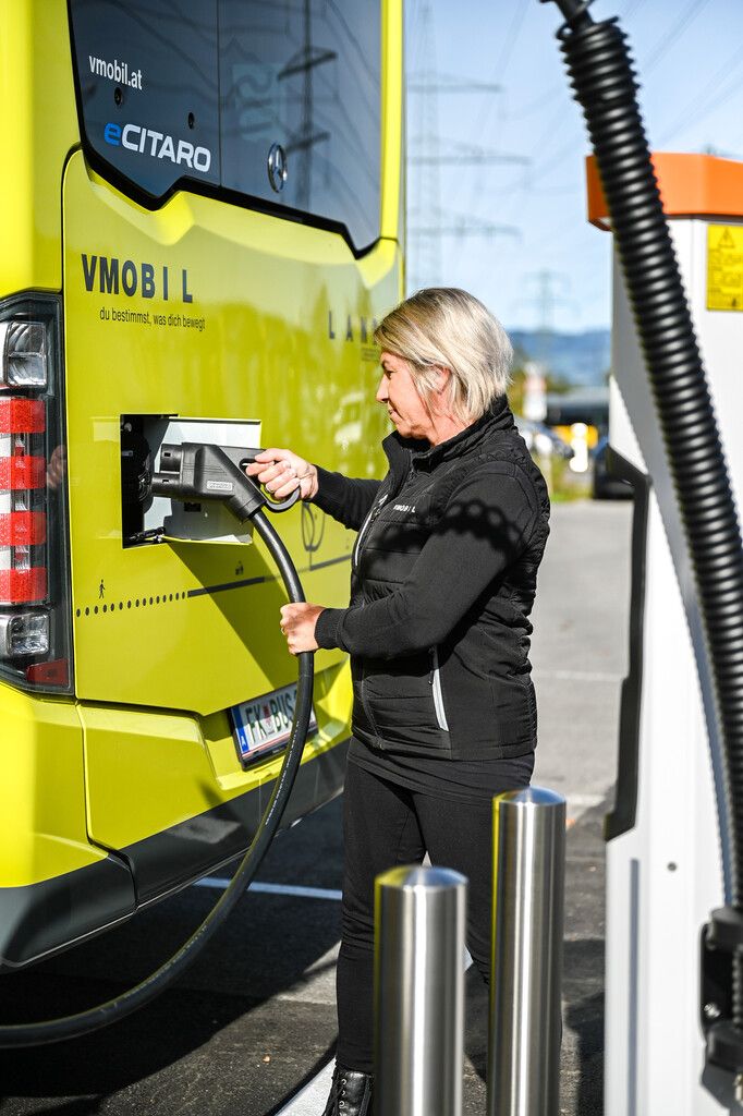 Die E-Busse werden über Nacht aufgeladen. ⇒UDO MIttelberger