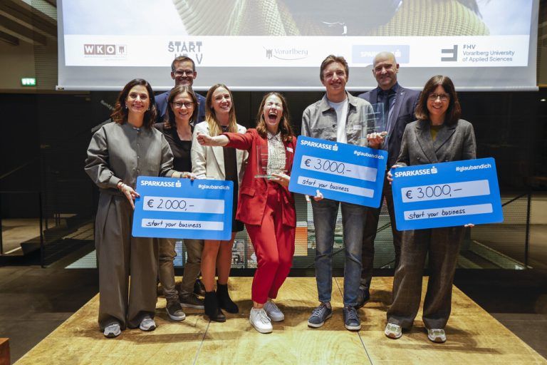 Die Gewinner mit Vertretern von Wirtschaftskammer, Land, Sparkassen und FH Vorarlberg bei der start-night 2025 in Dornbirn. ⇒wkv/Rauch