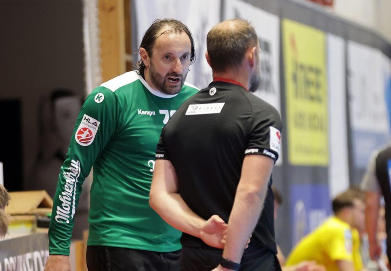 Die Harder, wie hier Goalie Doknic und Trainer Jónsson, hatten zuletzt viel Redebedarf. ⇒GEPA