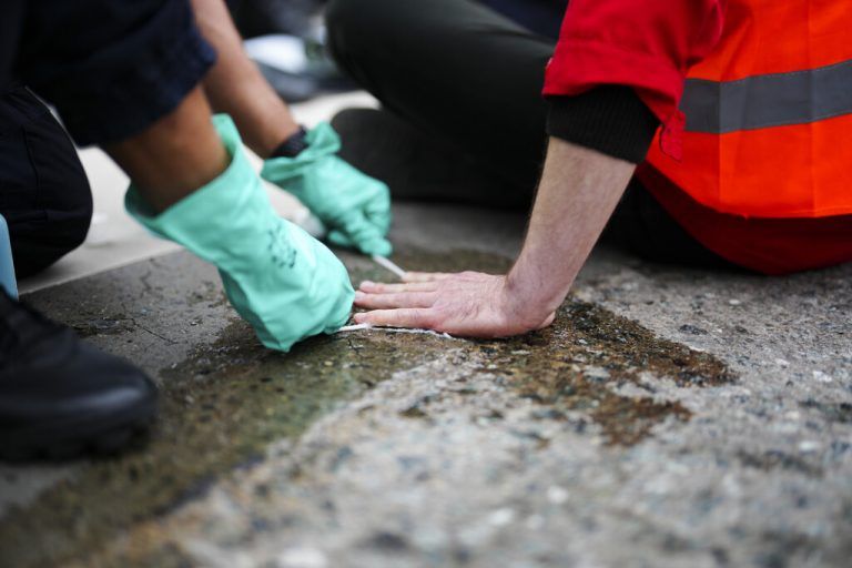 Die Aktivisten hatten sich nicht wie im Bild nur mit Klebstoff, sondern mit sogenannten „Mumienhänden“ auf der Fahrbahn festgeklebt. ⇒APA