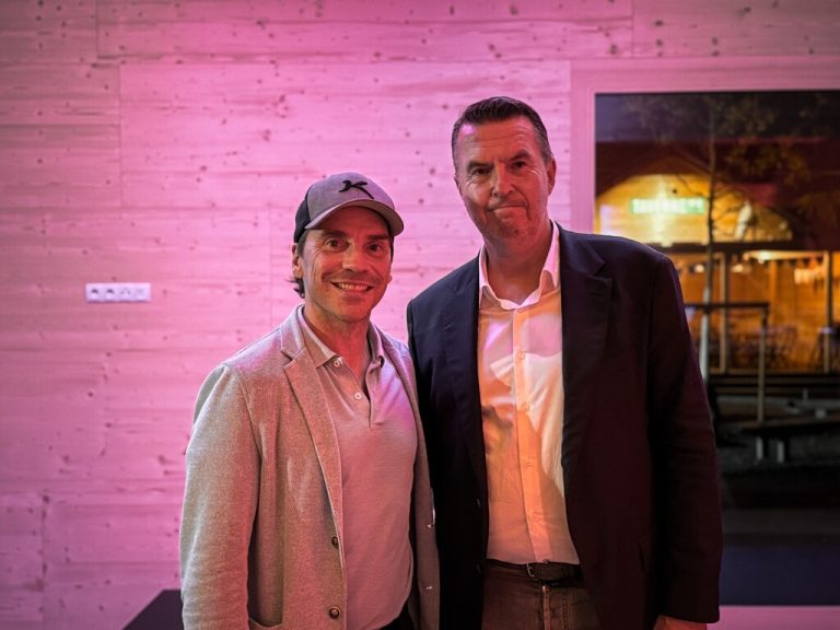Dieter Kalt (l.) und Wolfgang Grabher (r.) gaben mit ihren Vorträgen Einblicke aus sportlicher sowie wirtschaftlicher Sicht.⇒Austria Lustenau