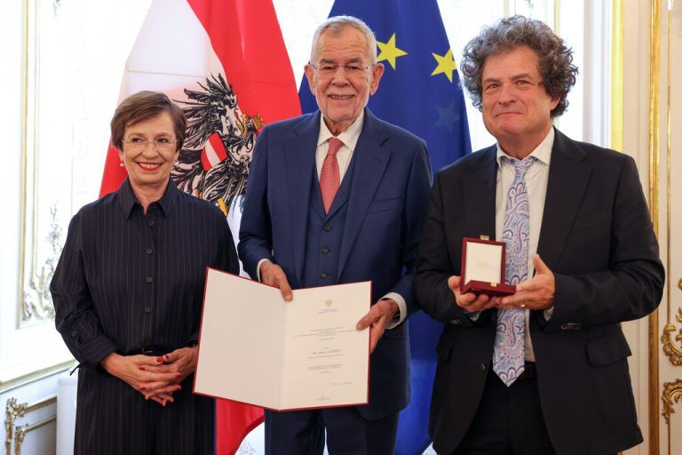Doris Schmidauer mit ihrem Ehemann Bundespräsident Alexander Van der Bellen und Direktor Hanno Loewy am Dienstag in Wien.⇒⇒Lechner/HBF