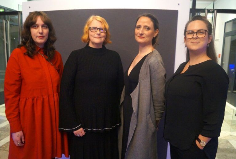 Ein starkes Team: Dramaturgin Juliane Schotte, Intendantin und Regisseurin Stephanie Gräve, Luisa Costales Pérez-Enciso (Bühne) und Sarah Mistura (Video).⇒ritter (7)