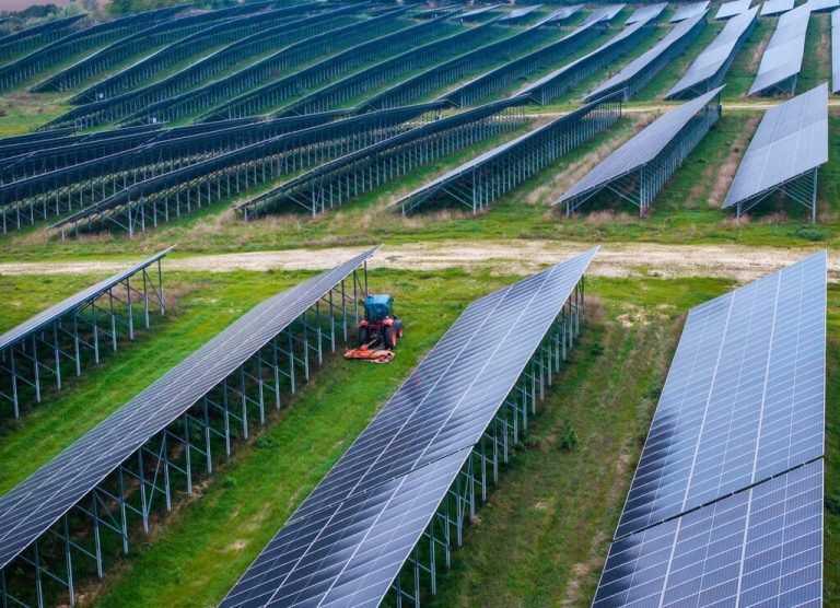 Ein weiterer Ausbau von PV-Anlagen verlangt nach Stromspeichern – groß und klein – aber auch nach neuen technischen Systemen und neuen Tarifen.⇒Illwerke VKW, APA; Energieinstitut