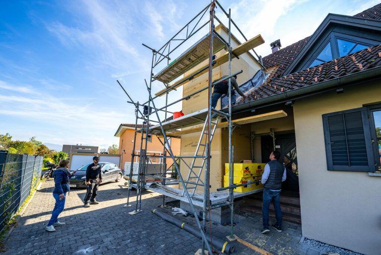 Endlich geht die Umsetzung los: Melinas Mutter Sabine freut sich über den Baustart des Lifts, der das Leben ihrer Tochter Melina um so vieles erleichtern wird.