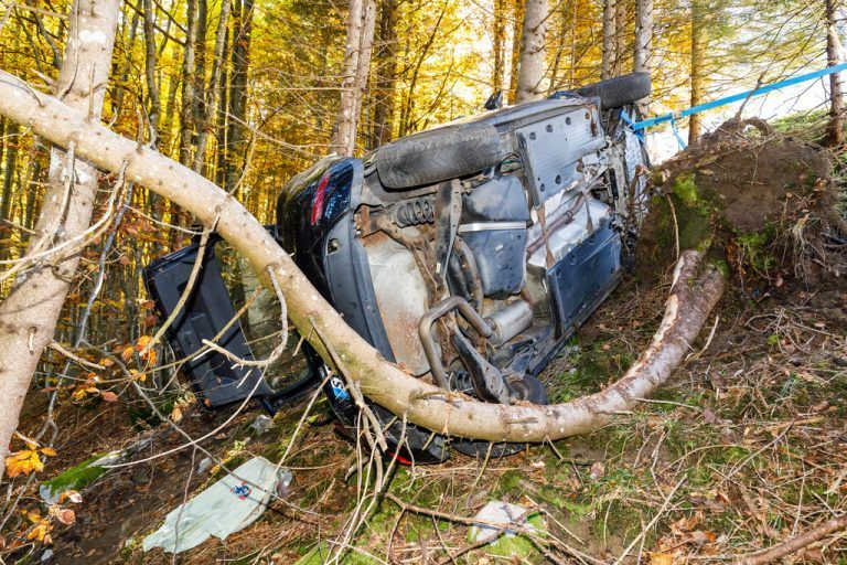 Erheblicher Sachschaden: Das Auto musste von der Feuerwehr geborgen werden.⇒Bernd Hofmeister