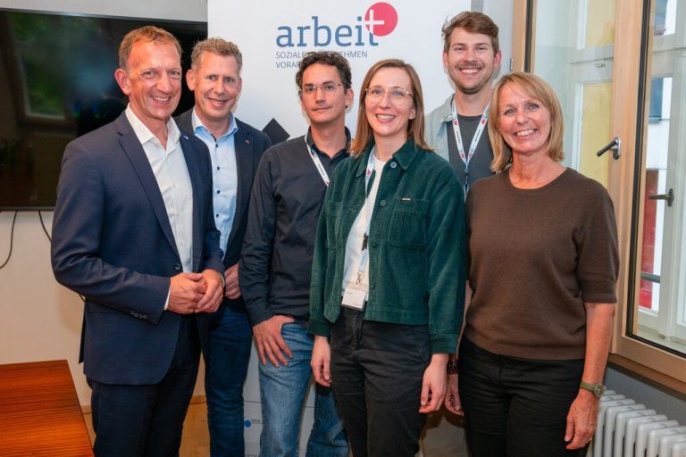 Fachdiskussion zum Thema „Zukunft ohne Sackgasse – Wege aus der Langzeitarbeitslosigkeit“: Bernhard Bereuter, Bernhard Heinzle, Simon Theurl, Clara Moder, Dominic Götz und Ulli Schmid-Santer (v.l.).⇒akv