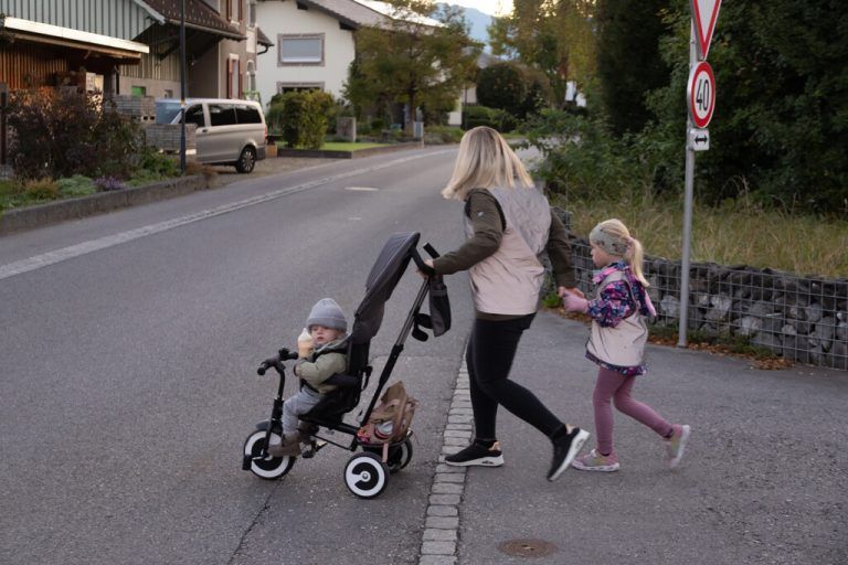 Familie Mairitsch muss die L60 ohne Schutzweg an einer schmalen und un­übersichtlichen Stelle überqueren. Hartinger (9)