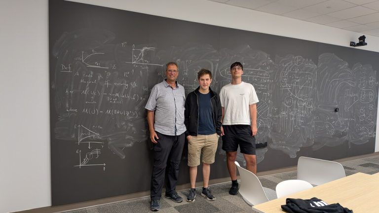 Gerhard Mayr besuchte seine beiden Schüler Jonas und Julian an der Virginia Tech. Im Hintergrund eine Kreidetafel, auf der jederzeit Ergänzungen oder Änderungen vorgenommen werden können.⇒privat