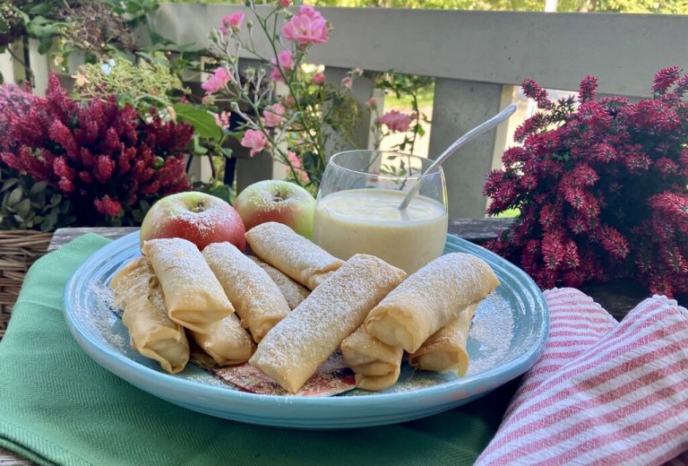 Goldbraun, knusprig und herrlich duftend. Die Apfelröllchen sind pure Herbstliebe auf dem Teller.⇒Ulrike Hagen