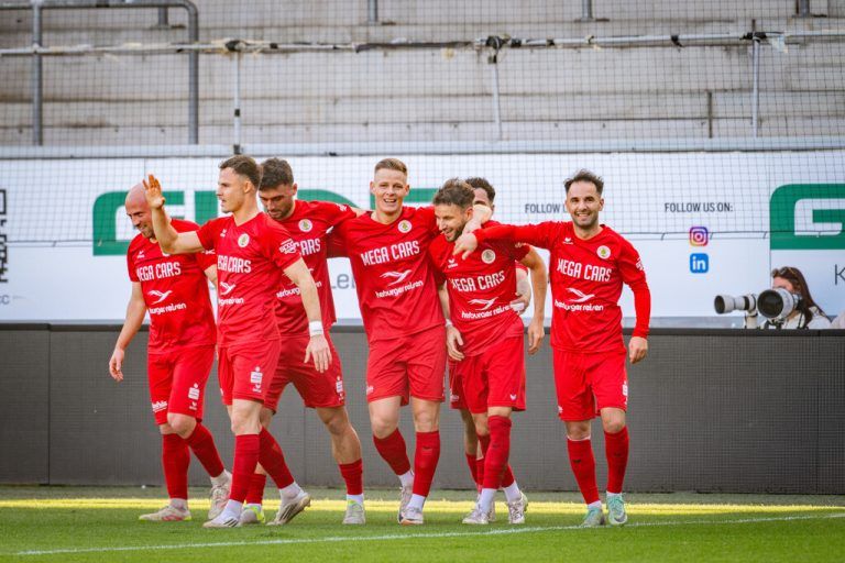 Hattrick-Schütze Herbaly inmitten seiner Teamkollegen. ⇒Stiplovsek