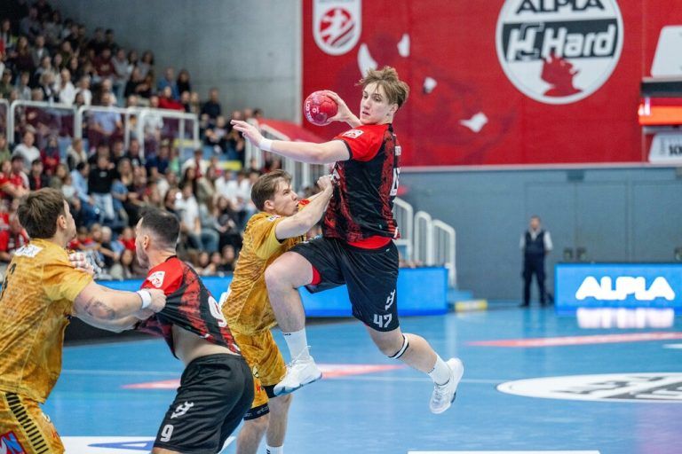 HC Hard-Kapitän und Neo-Nationalspieler Lukas Fritsch (r.) gelangen vier Treffer im Derby gegen Bregenz Handball. Unten sein zufriedener Coach Hannes Jón Jónsson.