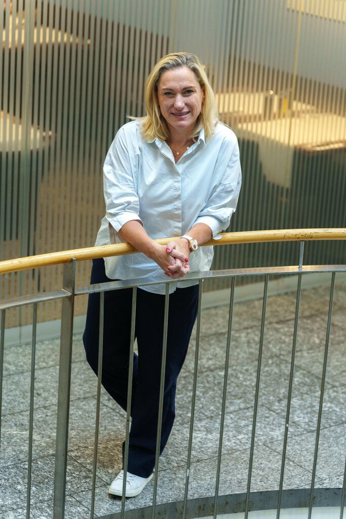 Helga Boss berät Unternehmen, wie Teams effizienter zusammenarbeiten und dabei Freude an ihrer Arbeit behalten.⇒stiplovsek