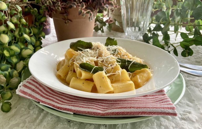 Herbstliches Soulfood: Kürbis, Parmesan und frischer Salbei vereinen sich zu einem wärmenden Gericht.⇒Ulrike Hagen