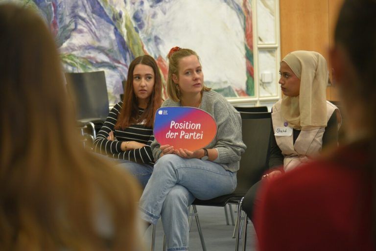 In den „FrageRäumen“ diskutierten die Lehrlinge mit Politikern über Wohnen, Klima, Ausbildung und Mitbestimmung.