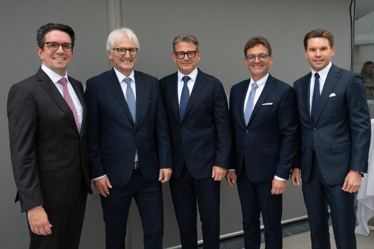 In der eigenen Kanzlei feierte das Team den 30. Geburtstag: Tobias Gisinger, Paul Sutterlüty, Wilhelm Klagian, Claus Brändle und Maximilian Lingenhöle.⇒serra (7)