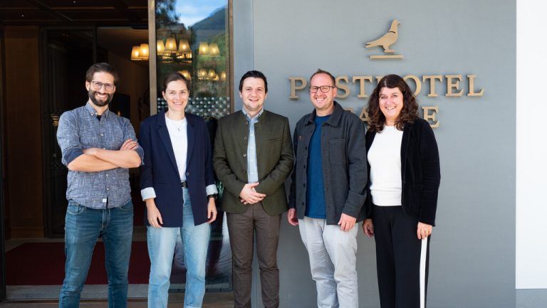 Joachim Kresser, Judith Grass, Lukas Baschnagel, Josef Manahl und Annemarie Felder vor dem Posthotel Taube.⇒Vorarlberg Tourismus/Rohner (6)