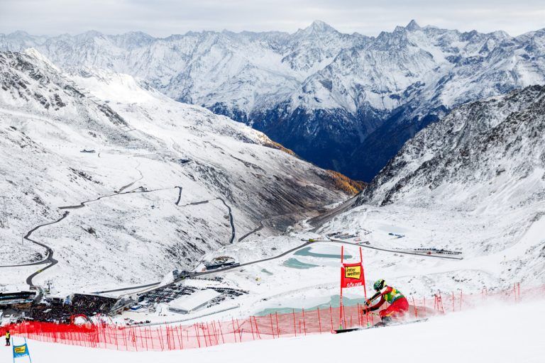 Julia Scheib in der Wintermärchen-Landschaft von Sölden auf dem Weg zum Sieg. GEPA