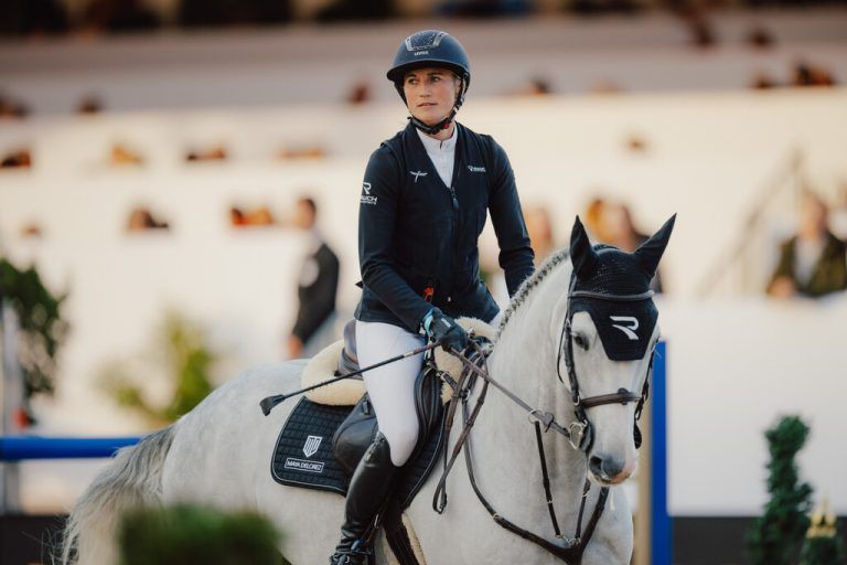 Katharina Rhomberg auf ihrem Schimmel Colestus Cambridge.⇒GEPA