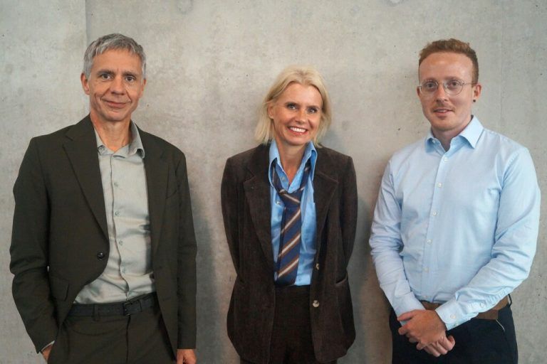 KUB-Direktor Thomas D. Trummer, Martina Feurstein und der Konferenzdolmetscher des anonymen Künstlers Hannes Frank.Ritter (7)